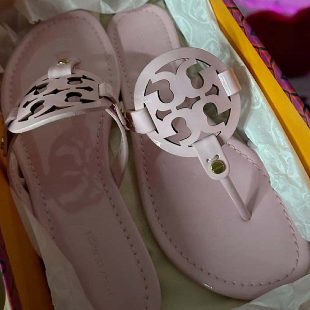 selling these tory burch slides for 130 dm if you’re interested
